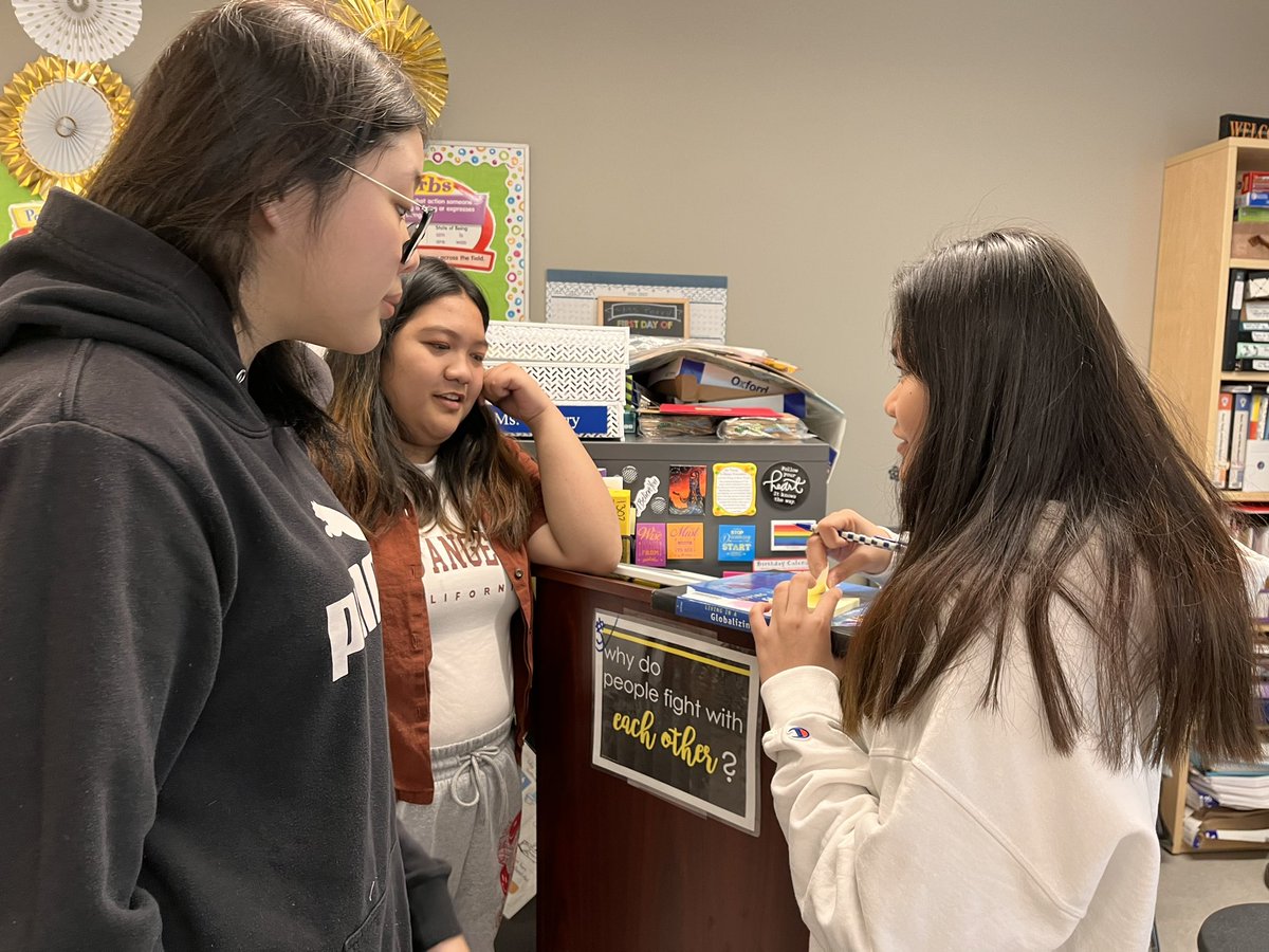 The_ELLTeacher's tweet photo. Sr ELLs @CompMinerTweets engaged in #collaborativetasks to demonstrate their #learning in the #target π― language of English #movementintheclassroom #multilingualteens #englishlanguagelearners @FMPSD @LindaMywaart @annaleeskinner @ATESLnews @ESLCATA @mca4wb #minerspride ππ€ #YMM https://t.co/UOs49nZYZA