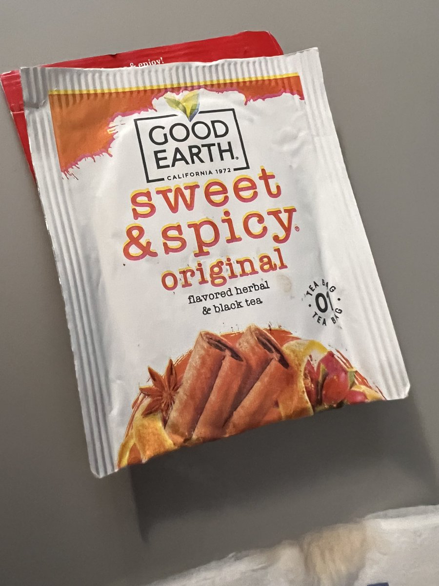 BeaKearney's tweet photo. I had a great experience on @SouthwestAir flight 2880 from SAT. When I asked for tea, I initially got the regular tea bag. Then Leslie from flight 2880 offered me the best tasting and smelling tea ever. It made my day and put a smile on my face. Thank you https://t.co/0eFVXWBUEY
