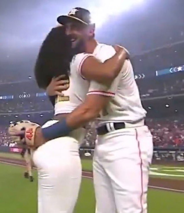 vidsthatgohard's tweet image. Buddy having the time of his life