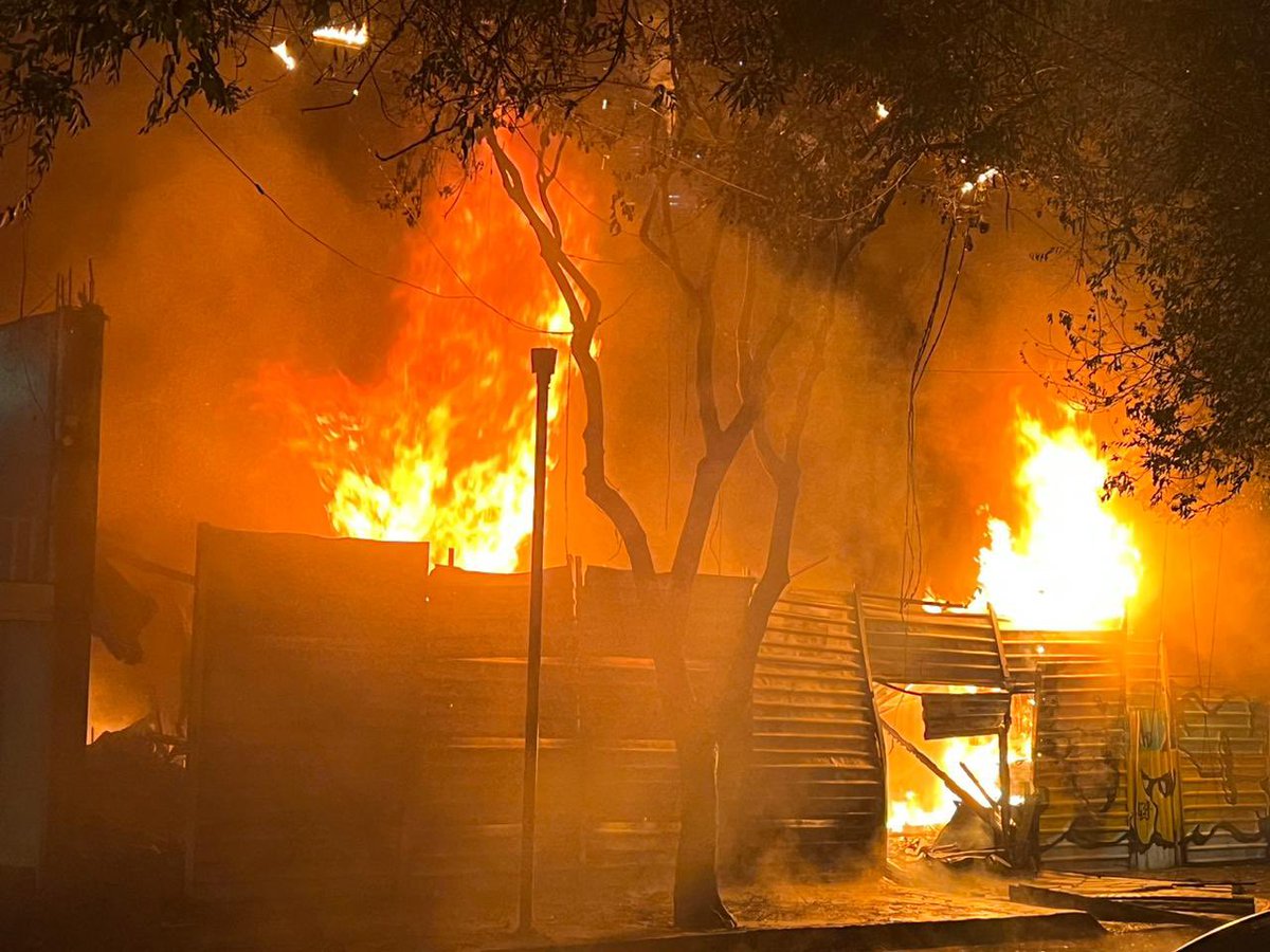 D__Noticias's tweet photo. 🔴 Gobierno de la CDMX se hará cargo de las víctimas del incendio registrado en predio de Buenavista. Alcaldesa de Cuauhtémoc, Sandra Cuevas increpó a los afectados.

🔗: https://t.co/btQzXIdGaC https://t.co/eEVg4hTWVl
