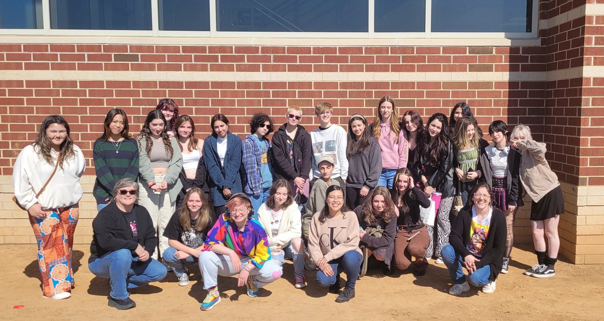 KRHSNAHS's tweet photo. Hard work and dedication by KRHSs NAHS group is rewarded with a day emersed in art at the Virgina Museum of Fine Art 🎨 📸 one more school day and then spring break! 🌼 🌞 #vaartedYAM23 #fcps1ARTSyam23 https://t.co/wnwNBtLylE
