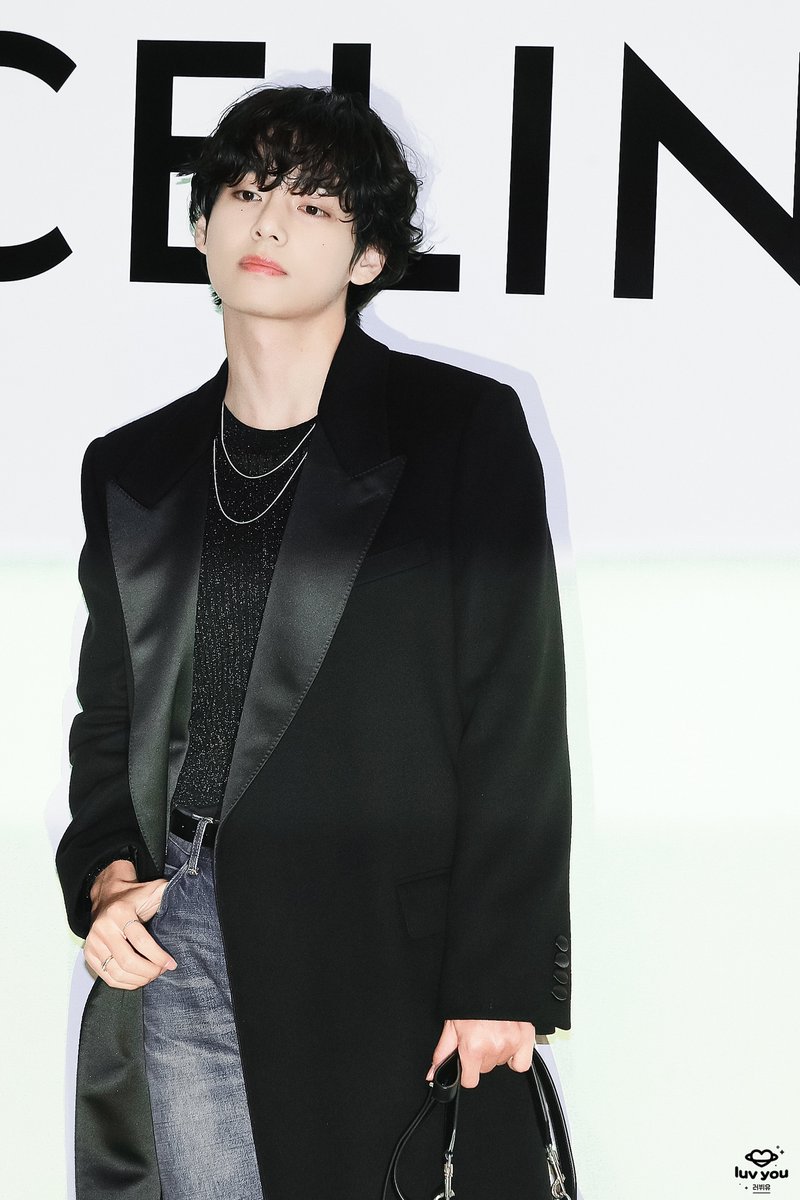 •HD• 230330 셀린느 
진짜 보고싶어여 태형이🖤
#KIMTAEHYUNG #김태형 #방탄소년단뷔 #태형 #BTSV #V #テテ<a href="/BTS_twt/">방탄소년단</a>