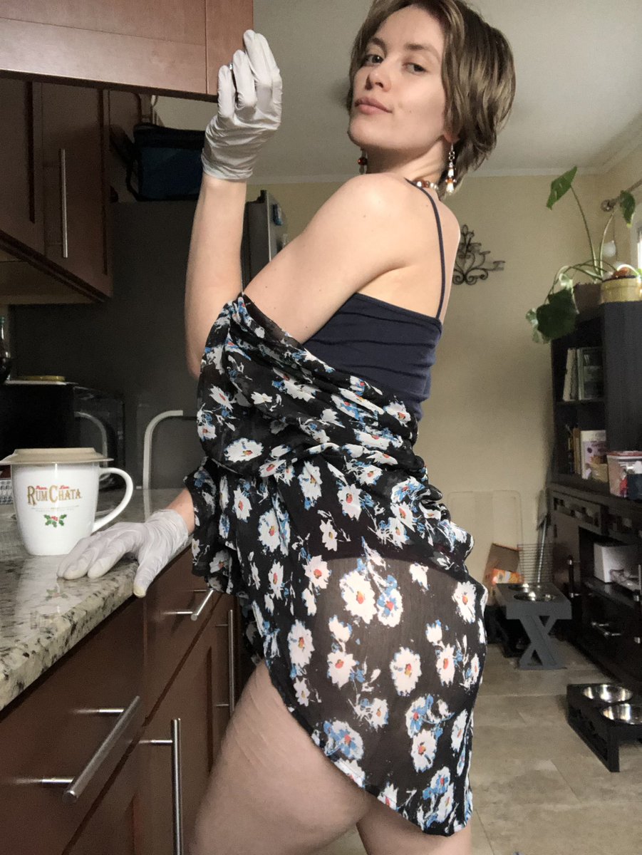 CookiedWitch's tweet photo. Doing the dishes is fun when you look this adorable!
#chores #daily #dancinginthekitchen https://t.co/Q9kIxia3ts