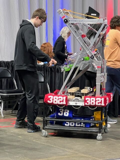 AmerCuttingEdge's tweet image. 38 high school teams have come to Knoxville to compete w robots that they built from scratch. ACE is sharing valuable hands-on training that could benefit them now and in future careers. Come Knoxville Coliseum Fri and Sat to hear all about ACE! #BeACE #machining #manufacturing