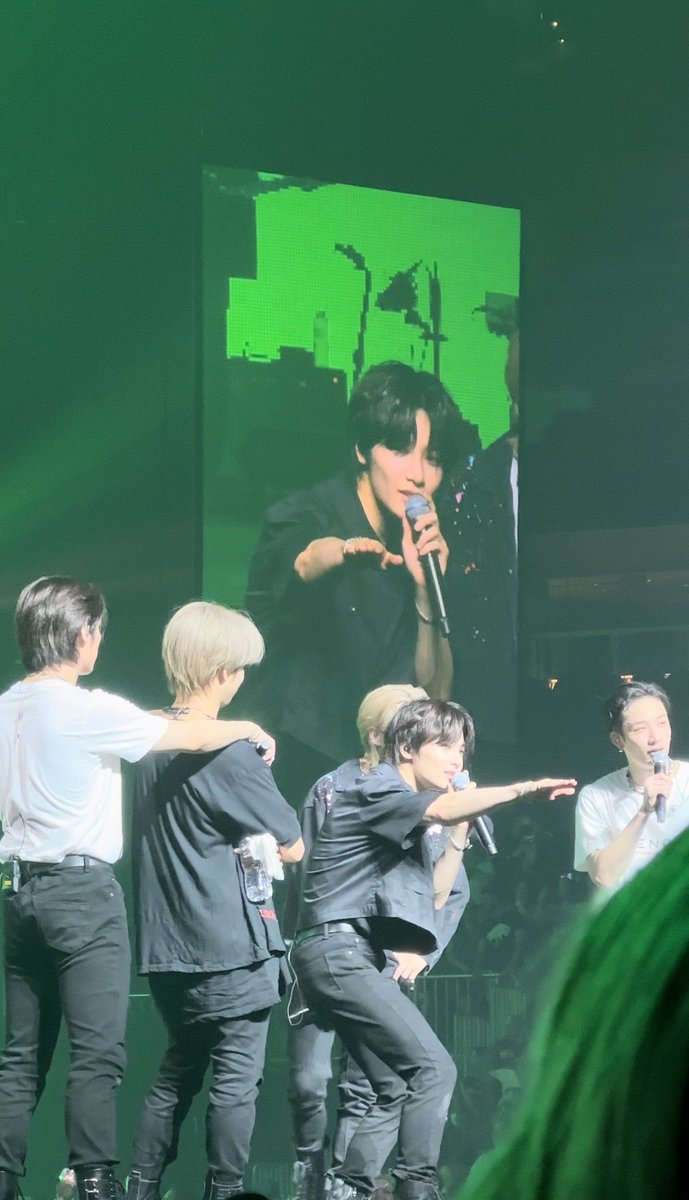 Slzzpx's tweet photo. One week ago 😭😭 https://t.co/8K5K1JnFQP