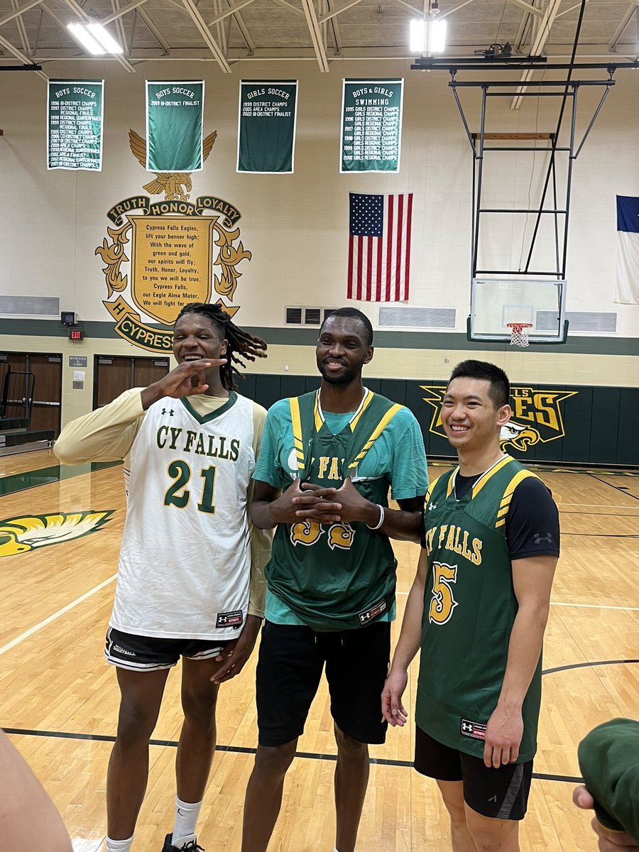 Always nice having @CyFallsHoops former players back. Whether it’s a staff/faculty game or just to drop by, they make my day bc they light up the gym. Former & new players #WeAreOne #TraditionLivesHere @XavierScott04 @cyfallshs