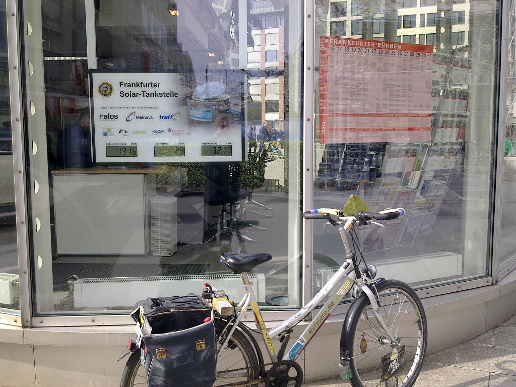BaumBote's tweet photo. @sassy0982 Guten Morgen  Danke für das Interesse an Aufklärung  #Energiestrom 
Und 👍  Gewinner 
https://t.co/L7D71JpTTp
Hallo ich arbeite für eine Bank 
#LIEBLINGSBANK @dpa @dpa_Akademie @elonmusk https://t.co/jWZalAGkJg