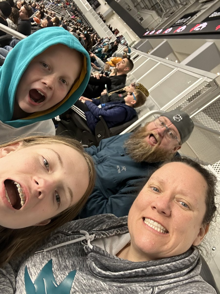 lunadoodle's tweet photo. @jbecher @ozzywiesblatt @sjbarracuda @SanJoseSharks https://t.co/UEzCGdT3Xn