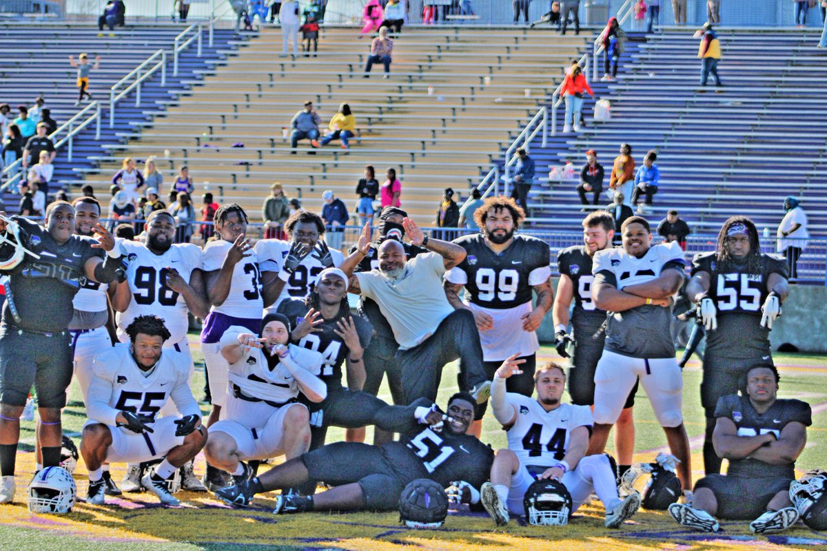 _CoachBrewer's tweet photo. God uses HIS WORD to get us ready for competition TO EQUIP US for every play in every day. The Word of GOD contains WISDOM necessary for living a life worthy of the LORD. And it has the power to expose our attitudes and even the motives of our heart. #KEEPCHOPPIN🪵🪓 https://t.co/19bH7ciOJM