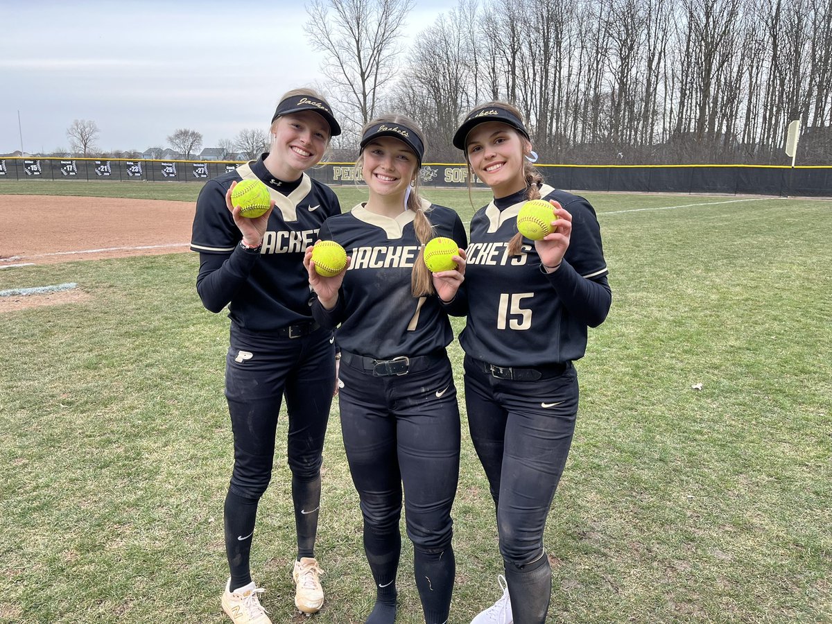 phssoftball01's tweet photo. HOME OPENING DUBBB‼️‼️
@LeonardElla2024 2-4 with a 💣
@hayleygriggs 4-4 with two 💣💣
@jessmiller2024 3-3 with a 💣
Team had a total at 20 hits in the 19-0 win against Clay!!! #jacketpride https://t.co/OptltxTynH