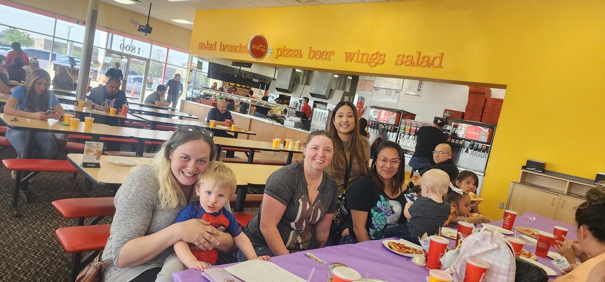 NancyRg20's tweet photo. Our military parents socializing together while enjoying pizza! #MASprogram bringing our parents together! @COGraham_ADM @OSheaKeleher_ES  #TEAMSISD #ThePowerofyet https://t.co/8qvnIVRwmQ