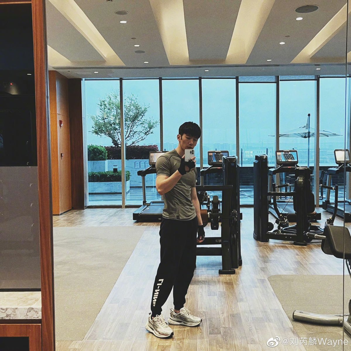 刘芮麟之前聊骚的瓜
啥时候内娱男明星也能泄漏一下子呢
韩国明星裸聊视频泄漏了
港台明星裸聊也泄漏了
日本明星鸡巴照片发着玩
就内娱没有也是
简中互联网的网络环境就是一个阉
无处不在的审核屏蔽删减封杀
阉的彻底
造就了成千上万的审核员岗位
哪哪都要正能量
现在的明星都变成了无欲花瓶
钓的到才怪