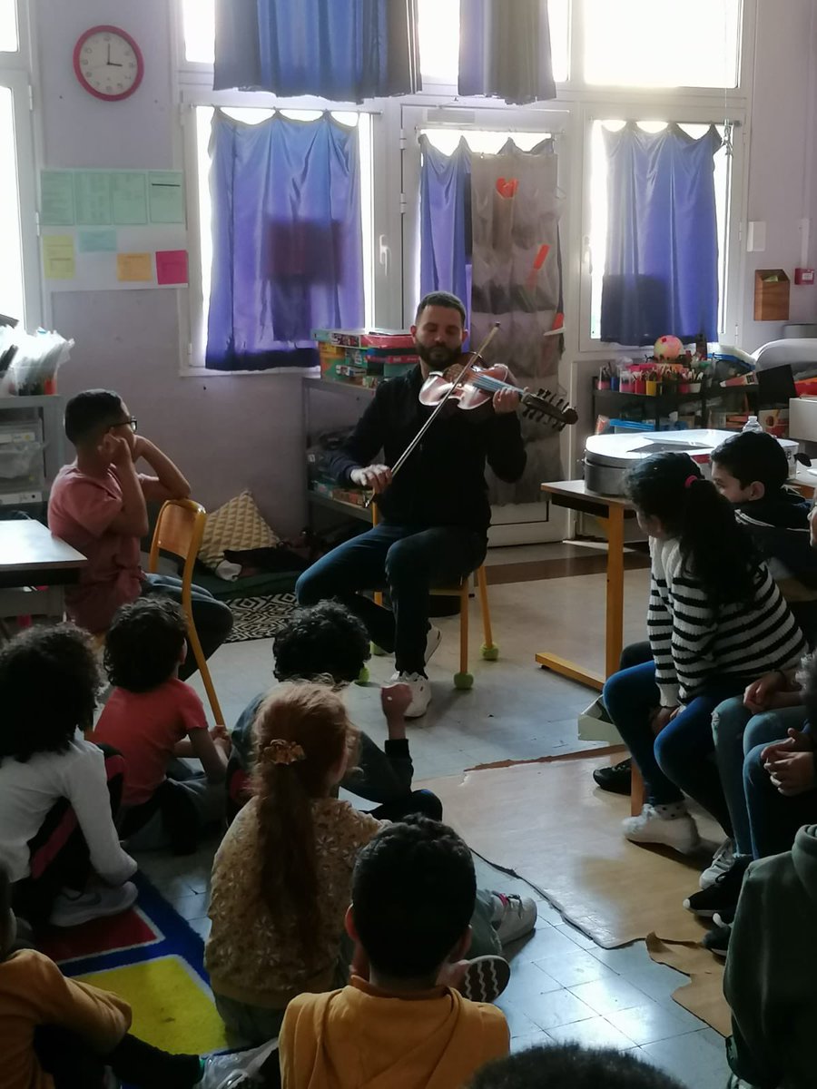 Jasser Haj Youssef fait découvrir la viole d’amour aux élèves de l’École Pasteur Lamartine. Le Festival à l’École suit son chemin : Hasser a porté avec générosité la beauté musicale. Merci à lui et aux enseignants pour leur accueil 🎻 <a href="/MairiePerpignan/">Ville de Perpignan</a> #perpignan #violadamore