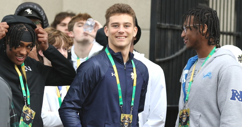 Rivals's tweet photo. Notre Dame QB commit CJ Carr has set a return visit to South Bend, according to @MikeTSinger. 

Read (On3+): https://t.co/BlTYxfkmqa https://t.co/NnXn7CSgWo