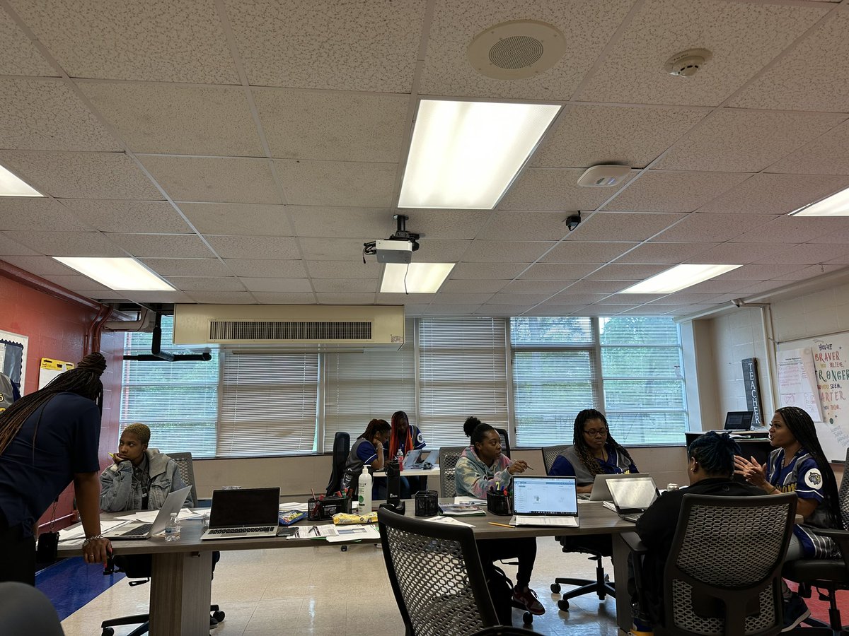 DrAliciaMartin's tweet photo. #DDIinAction Team Lead @demetriaw1913 going above and beyond the call of dutyโฆ๐๐พโโ๏ธ๐๐๐๐๐
Digging through Interim data with @Williams44STEM teachers during and after school๐๐ #DataRichYear #BuildingExcellence๐ ๏ธ๐ @HISD_Assessment https://t.co/vtjPBaA6OT