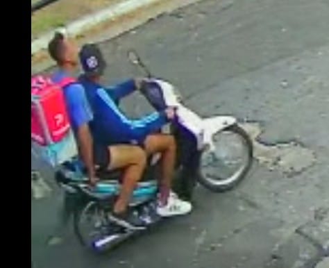 Merlo_Real's tweet photo. Motochorros vestidos de repartidores en San Antonio de Padua. Hace días vienen robando y nadie hace nada. https://t.co/QctKwVCNVw
