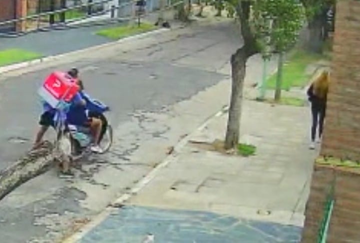 Merlo_Real's tweet photo. Motochorros vestidos de repartidores en San Antonio de Padua. Hace días vienen robando y nadie hace nada. https://t.co/QctKwVCNVw