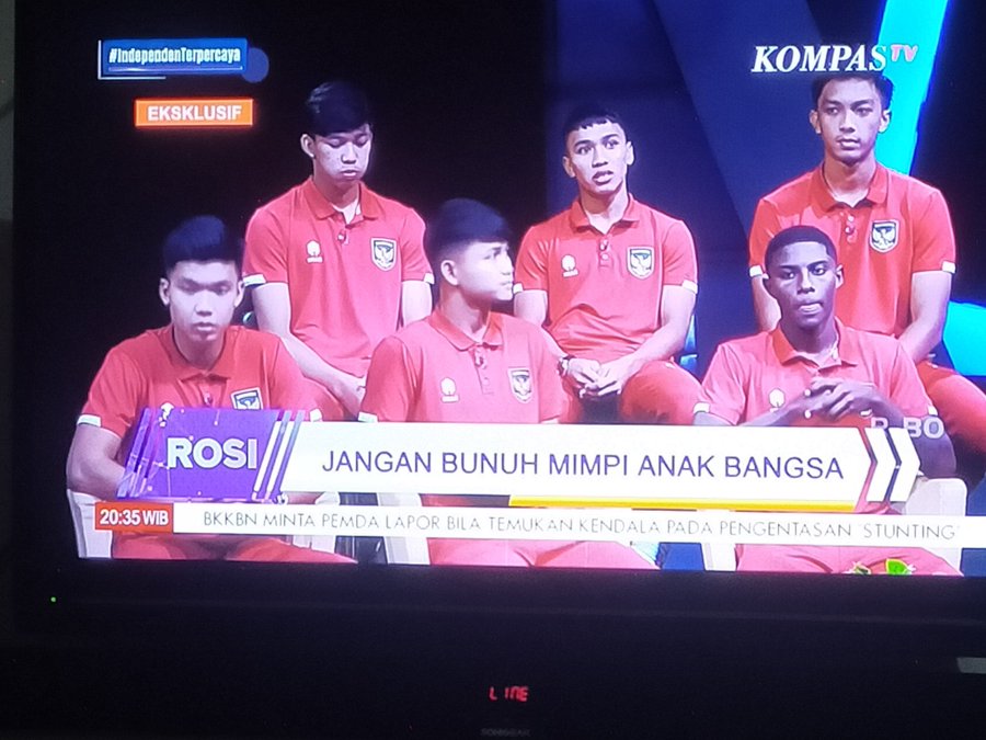 Gagal pembinaan, belum bisa bicara uk level Asia Tenggara. Masih ngos-ngosan ngelawan Vietnam, Thailand dan Malaysia. Ingin bangggain diri masuk Piala Dunia lewat jalur HADIAH sebagai Tuan Rumah. Begitu Batal, seakan Sepak Bola Indonesia hancur. Inilah IQ78 Mental Micin. Hellooo.