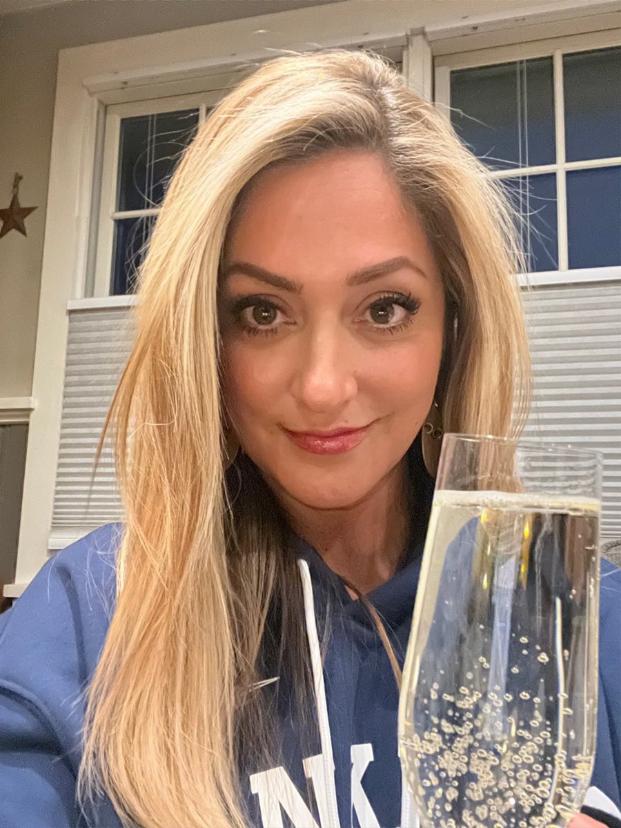 JoJoFromJerz's tweet image. Is it sad that a former US president has been indicted - sure.
Is it sad that it’s donald trump - nope, not even a little.
In fact, it’s glorious.
So I’ll cheers to that. 🥂