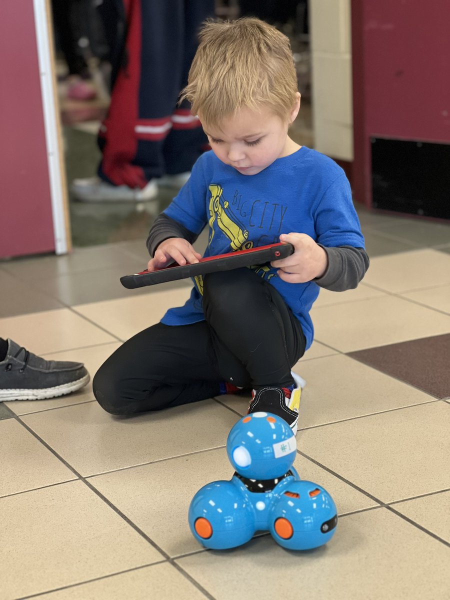 caryn_gross's tweet photo. Thankful for @ChristyKirby14 who coordinated a great family STEAM night @MillerRdgTweets   We love our school community and the opportunity to create, build and design together. #MiddieRising #RocketPride https://t.co/bsFSHwZEFa