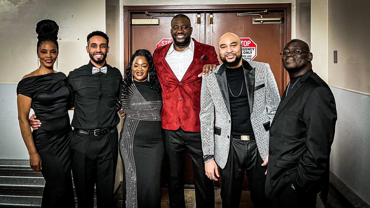 RaphaelRJ2's tweet photo. Sold out Show for the Historic #LasVegas residency at the @riovegas Casino 🎰appreciate @khoreethepoet for giving me the opportunity to bless the stage with him &amp; the wonderful background singers &amp; band! 🏆Next show is April 30th! Come out and see us! https://t.co/JzdRumQpbW