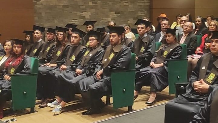 ULaGranColombia's tweet photo. 835 profesionales saldrán desde hoy a ejercer su pregrado y posgrado con ética y transparencia para hacer de Colombia un mejor país. Felicitamos a los graduandos por los logros obtenidos y por querer esta casa de estudios, sabemos que lograrán grandes cosas en su vida laboral. https://t.co/oWs8Rkwmr6