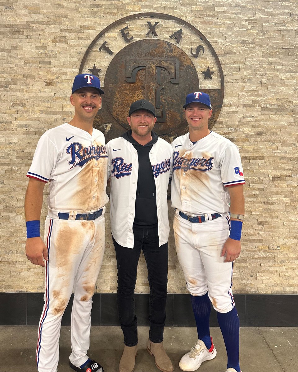 Chillin it with <a href="/coleswindell/">Cole Swindell</a> 🤝