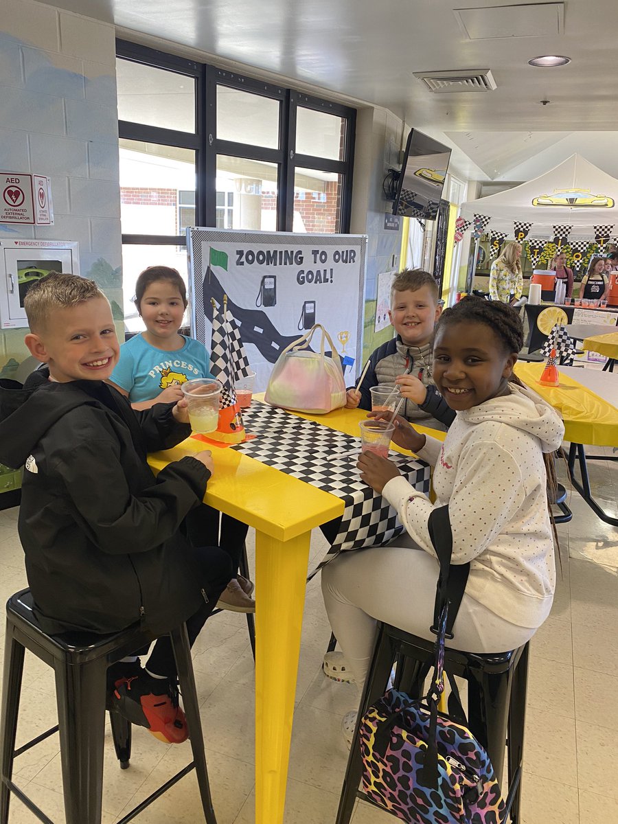Mr_S_EES's tweet photo. Day 4 of our lemonade stand is in the books… Great job today to Ms. Poe’s class!

We have one more day to e-race Cancer! Our third graders are making a difference. 😊 👏🏼 https://t.co/TGhe07kVKg