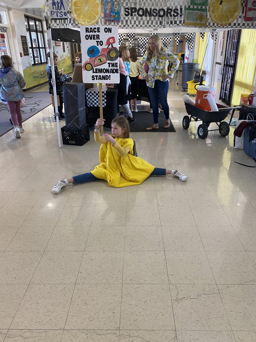 Mr_S_EES's tweet photo. Day 4 of our lemonade stand is in the books… Great job today to Ms. Poe’s class!

We have one more day to e-race Cancer! Our third graders are making a difference. 😊 👏🏼 https://t.co/TGhe07kVKg
