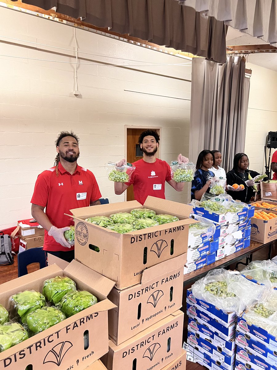 Great day spending lunchtime with the students at Glenridge ES @_MustangPride. Thanks to our partners @BrighterBites and  @TBIAFoundation for opportunities to discuss education and healthy eating habits.  @TerpsFootball @tbiaf09