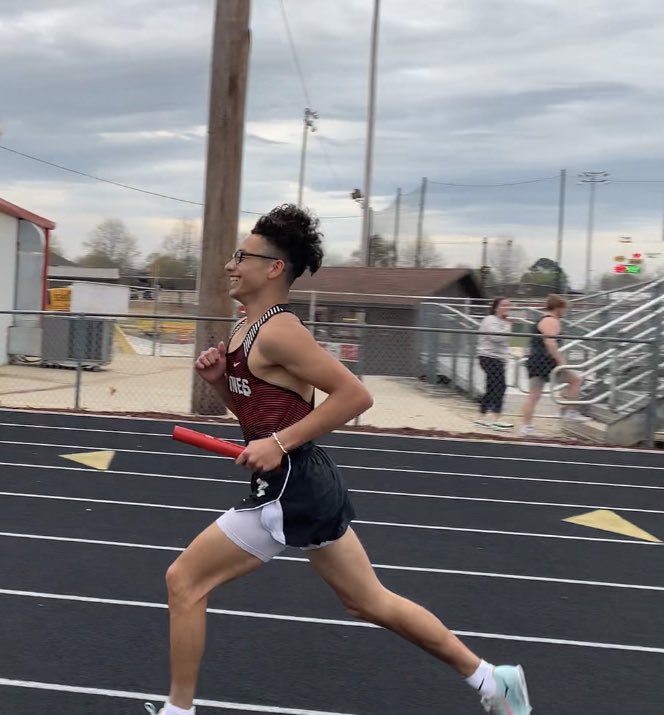 PaulDRivera1's tweet photo. Clarksville Meet. 4:38 Mile and 2:08 800m split for 4x8. #mile #trackandfield #track #running #fun #race #sports https://t.co/kbB0WnDIe2