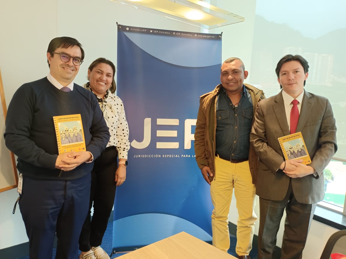 PAXenColombia's tweet photo. 1.🚨#PaxInforma|#PaxCesar
En el marco de la gira institucional, junto a @Coljuristas y Sintraminergetica nos reunimos con los Magistrados @OscarParraVera y Camilo Bernal de la Sala de reconocimiento de @JEP_Colombia para hablar sobre avances y perspectivas del Macrocaso 08. https://t.co/MQiIIlaxrO