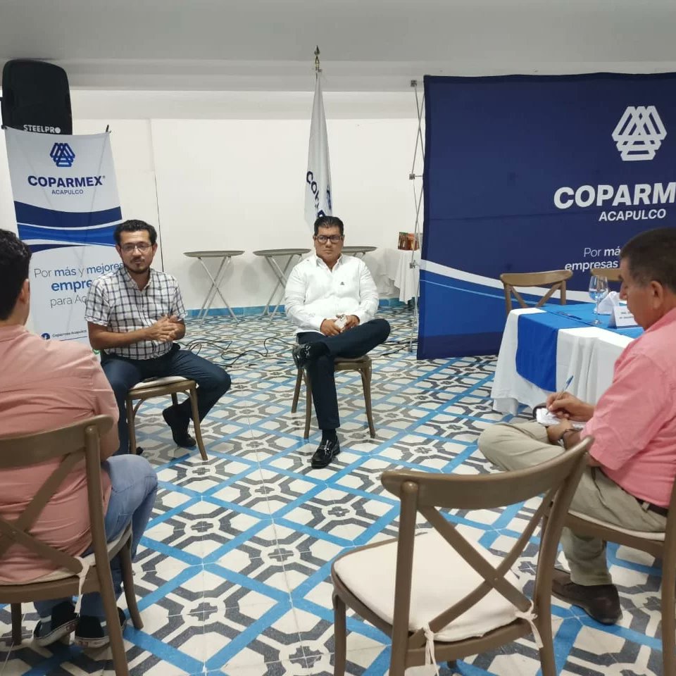 CoparmexAcaOf's tweet photo. Iniciando una pequeña Sesión de Networking con la participación de nuestro Presidente el C.P. Luis Enrique Herrera Pérez, el Presidente de la Comisión de Red de Negocios el Ing. Alejandro Hernández Prieto y Socios, previo a nuestra Sesión Cena Mensual de Socios #CoparmexAcapulco https://t.co/am7lJmkc4D