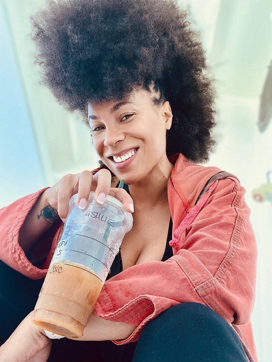 ashlieamber's tweet photo. Remember the name, remember the face, remember the fro 🤍 #ashlieamber #frohawk #frotastic #hair #fro #star #starbucks #icedcoffee #selfie https://t.co/unt2hPkoMD