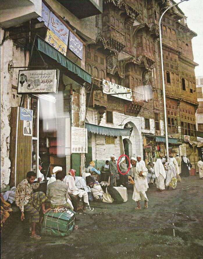 LM7TON's tweet photo. ◦الأديب المكّي
(شيخ المؤرخين السعوديين)
الأستاذ الكبير 
#أحمد_السباعي 
(1905 / 1984) رحمه الله 
في صورة نادرة 
جالسا على"الكرويتة"
تحت بيت جاد الله لصيق بيت العلاف 
ميدان #الشبيكة 
تعلوه لوحة الطوافة
"المطوف أحمد محمدالسباعي"

                                  👇 https://t.co/4niujH7SWQ
