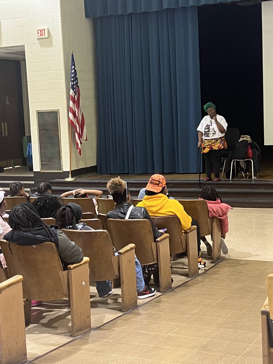 TeachUsWell's tweet photo. 📚Tonight we assisted with a family literacy night! Families had the opportunity to learn about how to support their children in literacy. 

Middle schoolers presented a “Shark Tank” presentation on how to solve America’s reading problem. https://t.co/aTHiLtund9