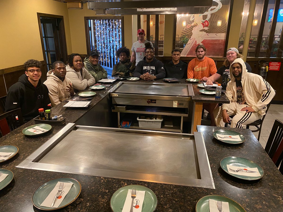 The fellas decided to switch things up with some hibachi tonight!
<a href="/coachwaltbell/">Walt Bell</a> @CoachAllenIU