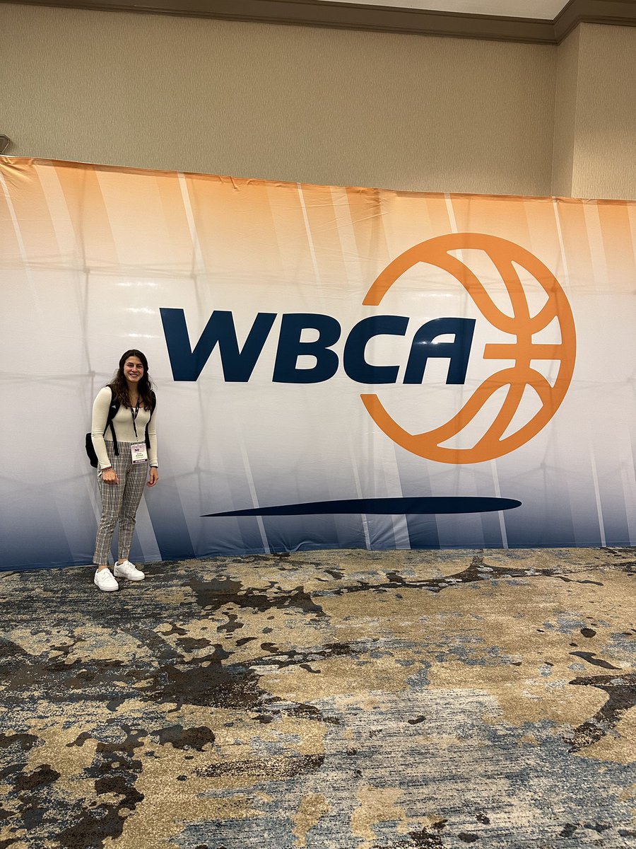 GoStonehill's tweet image. Day ☝️ in the books for @StonehillWBB fifth-year Emily Bramanti at the @WBCA1981 So You Want To Be A Coach workshop! She was even able to find some old friends from @TheNortheast10! 

#GoHill #WBCA23 #WFinalFour
