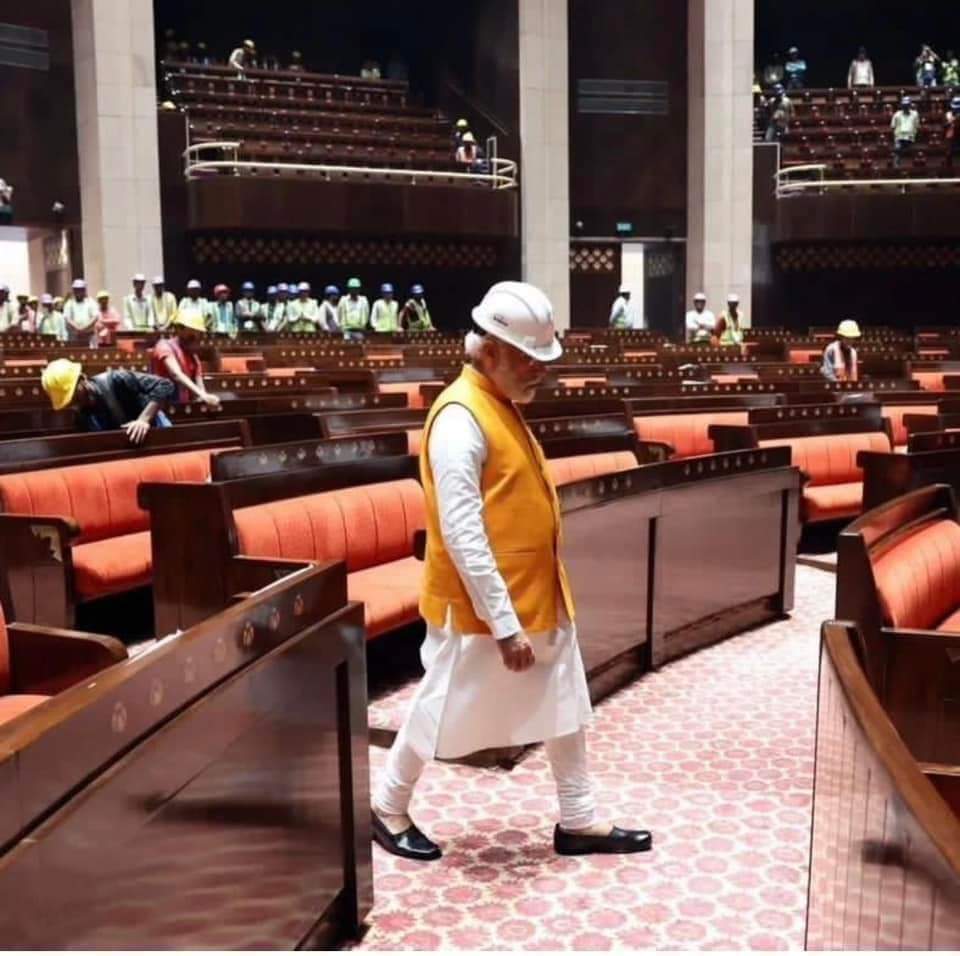 Shubhamkichha's tweet photo. लोकतंत्र के मंदिर में देश के प्रधान सेवक।
माननीय प्रधानमंत्री श्री @narendramodi जी ने निर्माणाधीन नए संसद भवन का निरीक्षण कर व्यवस्थाओं का जायजा लिया और निर्माण कार्य में जुटे श्रमिकों से संवाद किया।
#greatpm https://t.co/wg8SviBl0E