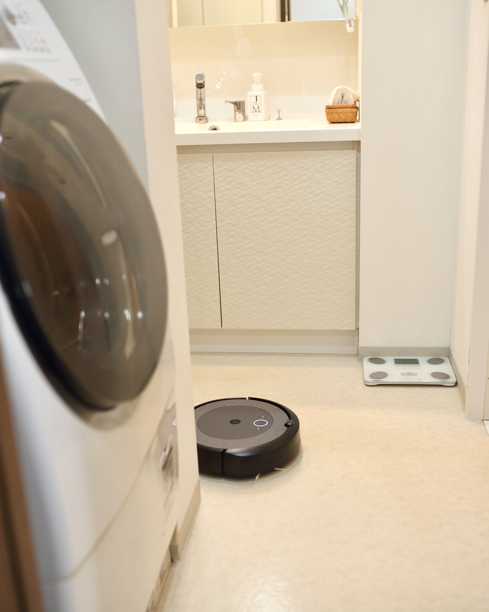 iRobot_Style's tweet photo. ˗ˏˋ✨新登場✨ˎˊ˗
『 #ルンバ i5+​』

／
洗面所まわりの
気になる髪の毛もキレイに💡
＼

パワフルな清掃力🙌
微細なゴミも逃さず取り除きます！

https://t.co/JlB7kGqTxw
#ルンバのある生活 https://t.co/R17vmZOcU6