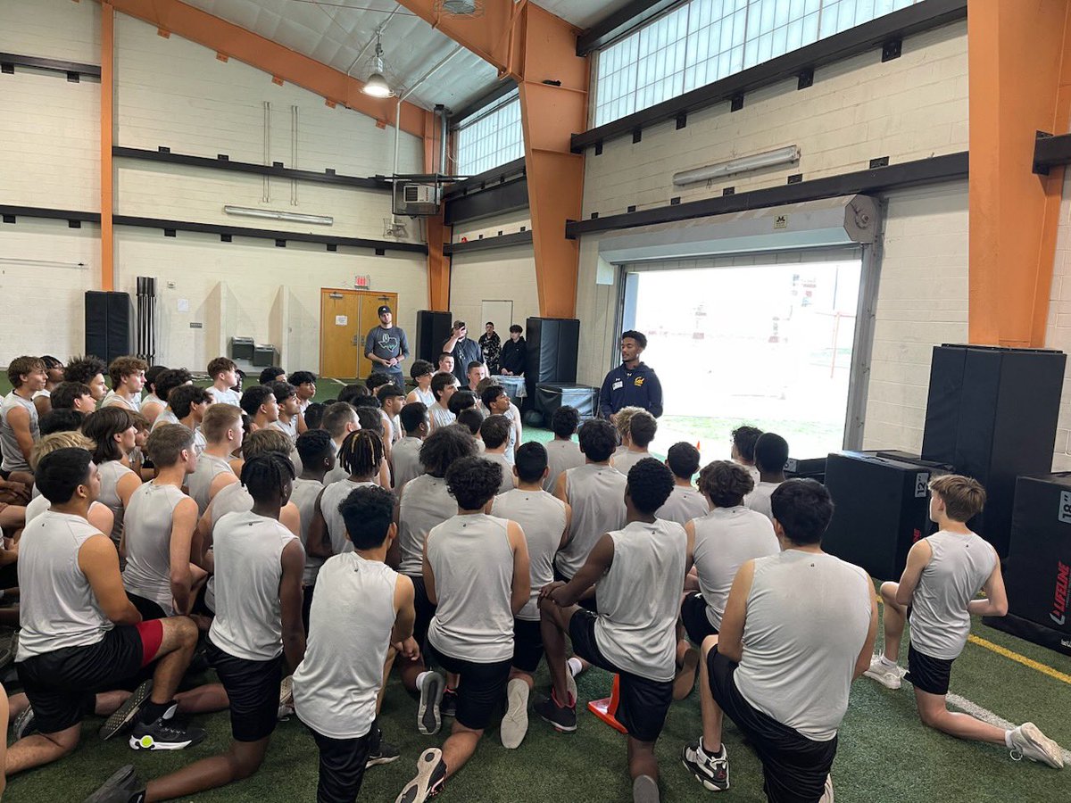 ab02ss's tweet photo. Thank you so much @Mlittlejohn25 for stopping by @MVHSpanthersFB . Amazing message about betting on yourself. Your story is an inspiration to me and I can’t explain how happy I am for you. @calbearsfball_ got a good one! @MVHSpanthersFB https://t.co/27X6lAZNyo