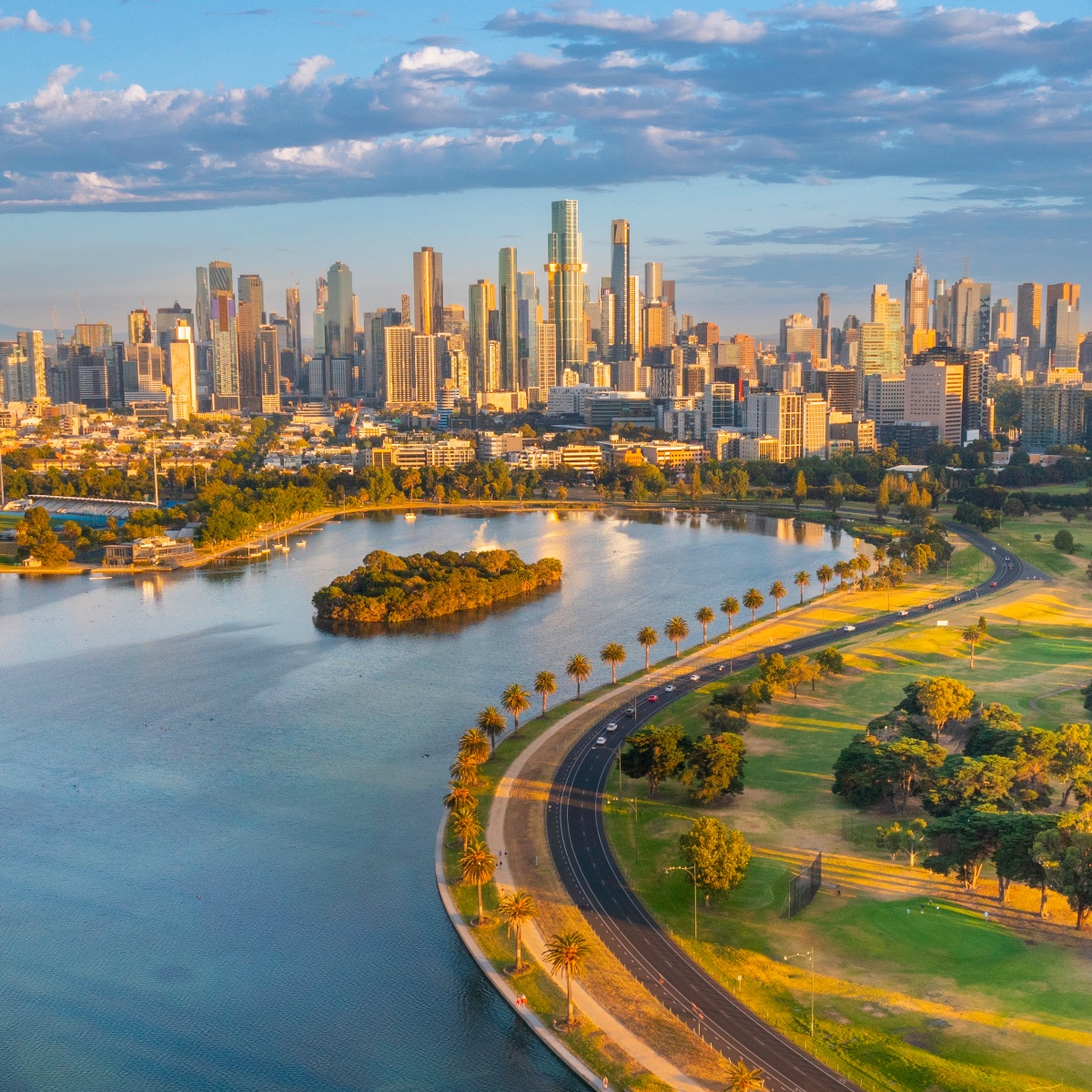 Australia's tweet image. Rev up your engines; the 2023 F1 Rolex @ausgrandprix is underway in @Melbourne  🏎️💨 

Feel the adrenaline rush as the world's fastest cars race around Narrm (Melbourne)'s iconic Albert Park circuit.

#seeaustralia #comeandsaygday