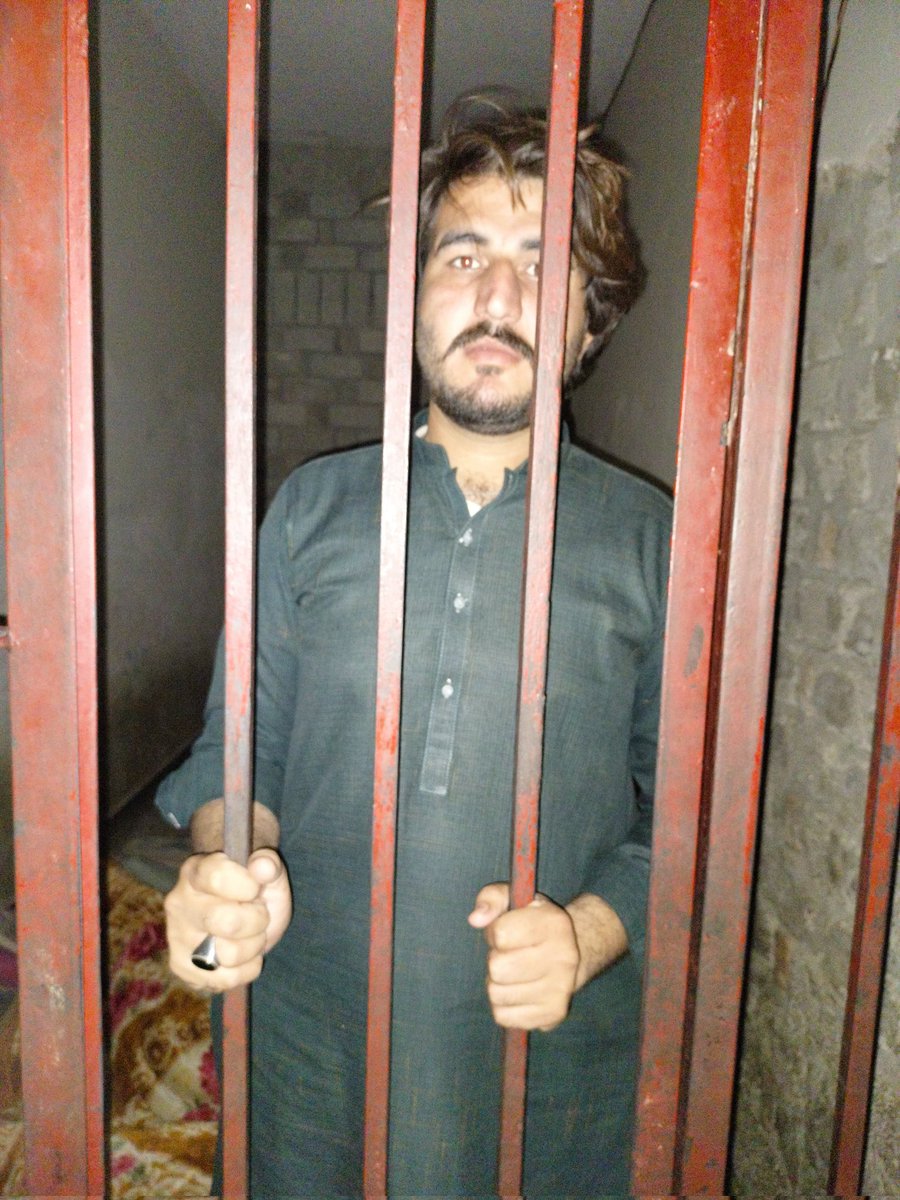 FaisalJankk's tweet photo. کرک سے گرفتاریوں کا سلسلہ شروع ہے۔آج @MashwaniAzhar کے ساتھ اظہار یکجہتی کے بعد مہتاب آیٸ ایس ایف کرک جی ایس کو گرفتار کر لیا گیا۔نوجوانوں کی آواز کو دھبانا اب سہولتکاروں کی بس کی بات نہیں۔انقلاب کی طرف بڑھ رہے ہے انشاءاللہ https://t.co/t0wiCi6B0e