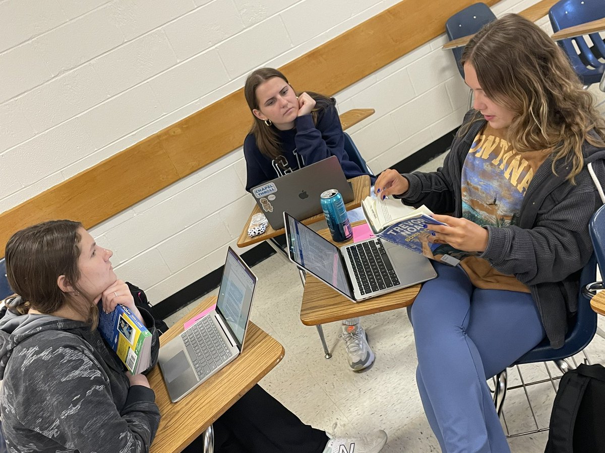 kessel_erin's tweet photo. Today was a great day in READ 3302, it was LITERATURE CIRLE DAY!! Love hearing the authentic conversations around these great books as students practice opportunities their future students may participate in! #practicewhatwepreach #READ3302 @EcuLehe https://t.co/TgHHb7W5jQ