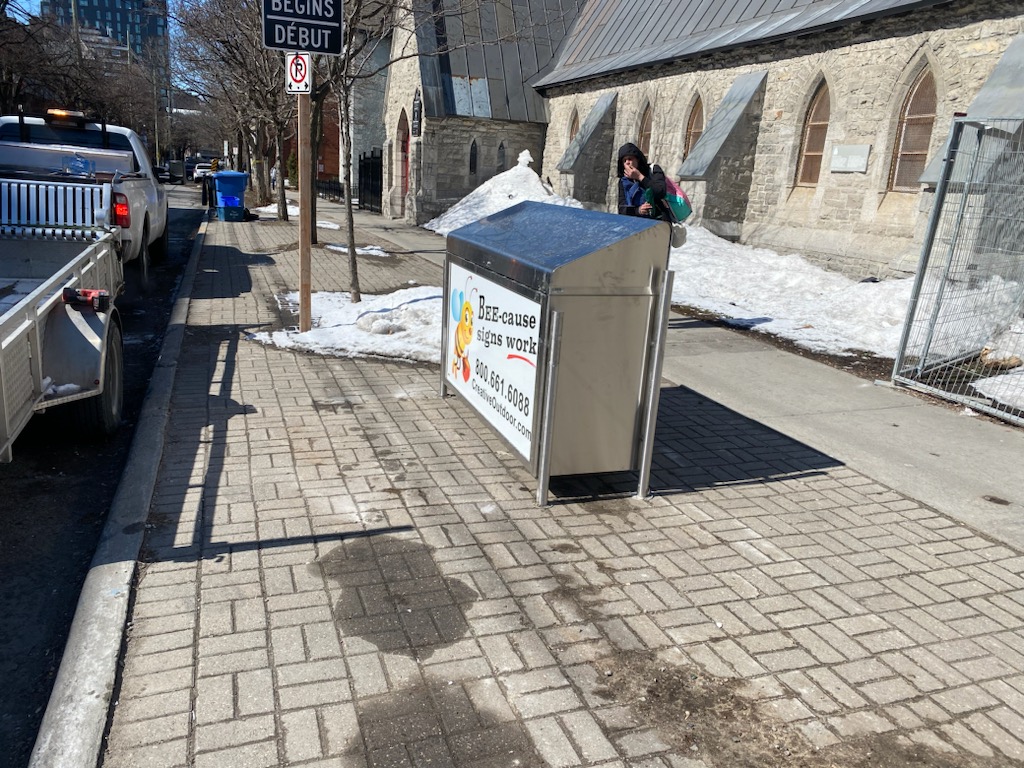 iamgarn's tweet photo. Tonight I got news from our counsellor @PlanteSteph613 that the city has installed a waste bin at King Edward and Daly! We too often forget that having adequate waste facilities is so vital to helping manage our neighbourhood! https://t.co/6lSJwONZsU