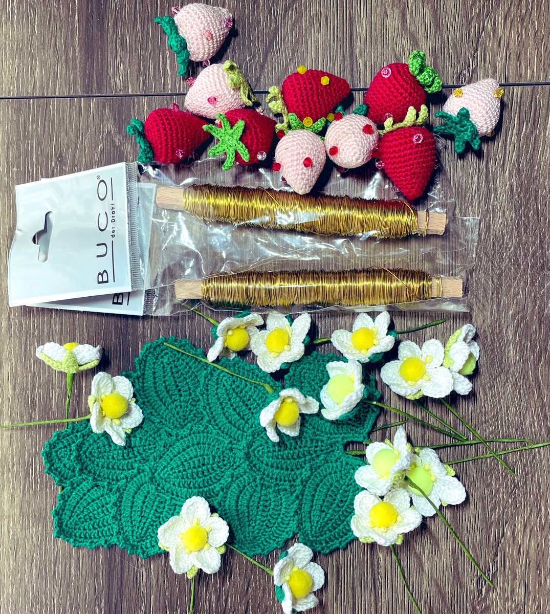 おはようございます😃

注文していた
カラーリースワイヤーが
今日届いた😆😆
その間ずーっとあみあみ🧶
もう少し花と🌼🍓を作って
完成させます。頑張るぞ😤

#編み物 
#ハンドメイド
#いちご
#いちごのリース