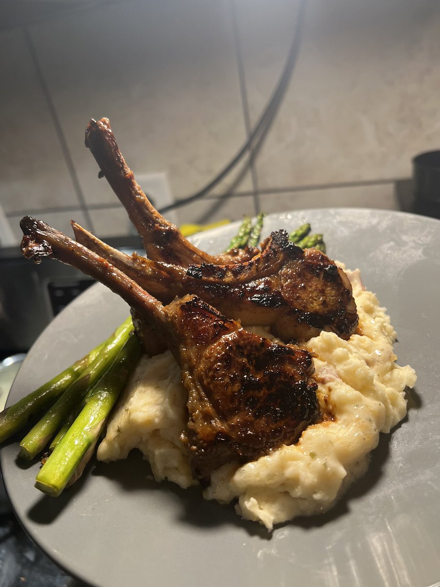 JustMyron's tweet image. I wasn’t lying 

Honey chipotle Lamb Chops 
Garlic Mash
Garlic Butter Asparagus 
#ChefPapi