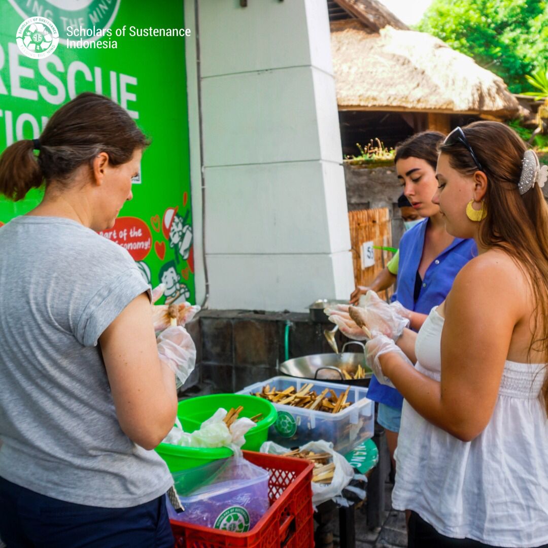 SOS_Bali's tweet photo. Earlier this week, SOS with students from Ranum Efterskole with Nicktours cooked #1000meals in our kitchen, and distributed them to Bali Life - Suwung and TPA Kertalangu! https://t.co/qRa3rIrzPe