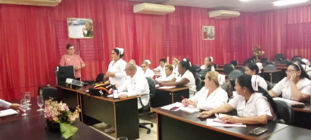 ArelysLic's tweet photo. Los directivos de Enfermería del área sur también recibieron la replica del taller de APS. La enfermería avileña con pasos firmes y seguros.
#SomosCuba
#Latiravileño
#Enfermeria https://t.co/9VjtNYFmI5