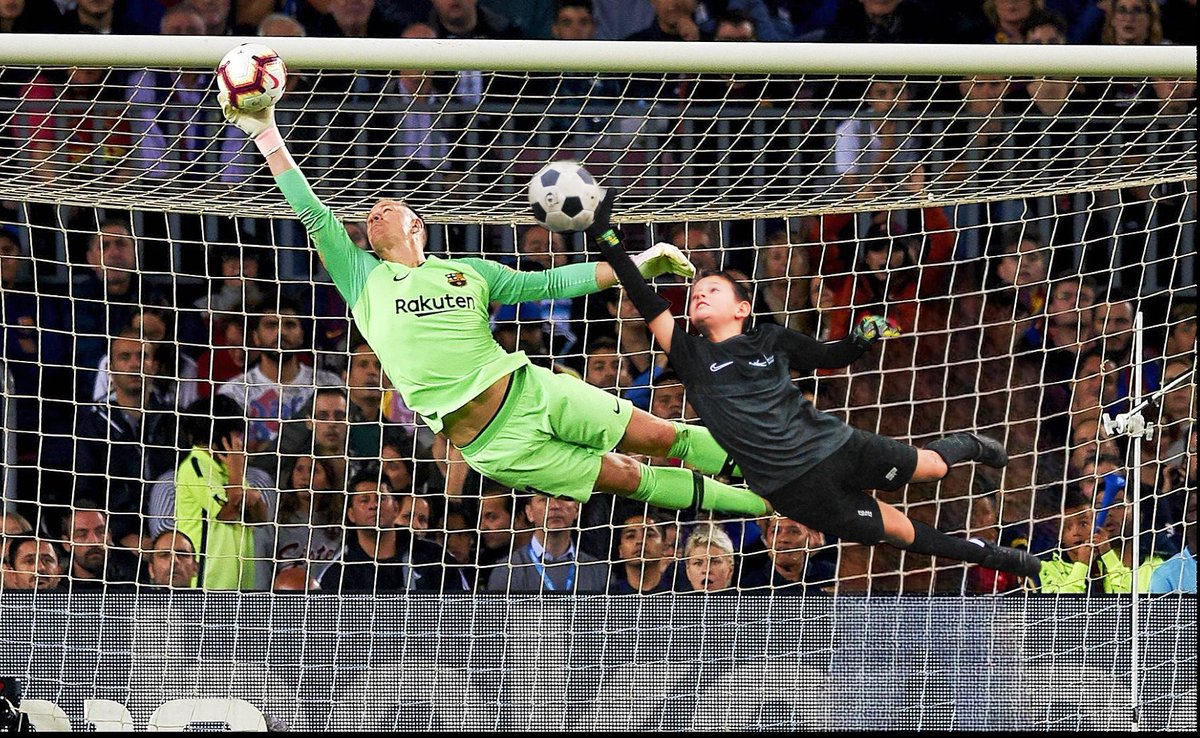 Chuaskys's tweet photo. Trabajar duro para conseguir parecerte a tu ídolo. @mterstegen1 @gkbarcelonaacademy https://t.co/CypH5XeGgB
